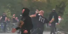 Tirana, gli studenti lanciano molotov e fuochi d'artificio e la polizia risponde con gas e idranti