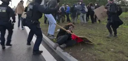 Francia, a Orl&eacute;ans la polizia carica un corteo non autorizzato contro Le Pen -Video