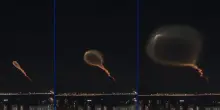 Spettacolare scia di fuoco rosso illumina il cielo notturno della Cina ieri sera
