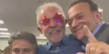 Lula festeggia la vittoria: l'abbraccio con la moglie Janja tra cori e applausi