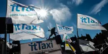 Manifestazione tassisti e Ncc sotto al Mit sul caro carburante: "Governo ci incontri"