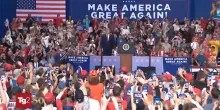 Elezioni di Midterm in Usa, scende in campo Obama: "Trump dedito solo ad arricchire se stesso"