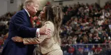 Trump senza freni in un comizio in Michigan presenta la rapper Nicki Minaj: "Un gran bel sedere"