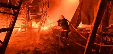 Missili russi su un campus a Kiev, un morto e 10 feriti. In vigore la tregua umanitaria a Oleshky