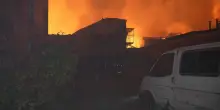 In fiamme un edificio colpito dai droni a Kharkiv: ferito anche un bimbo di 4 anni