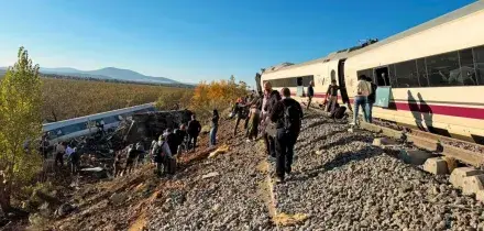 Spagna, scontro tra treni, precipitano vagoni: decine di morti e centinaia di feriti
