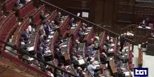 S&igrave; della maggioranza: "Impegni rispettati". Le opposizioni: "Si spende in armi e non per i salari"