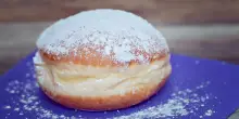 Uccide il cugino disabile per l'eredit&agrave;: un bombolone alla crema l'arma del delitto