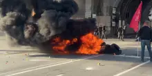 Sciopero a Genova, bloccato il varco portuale Albertazzi: copertoni in fiamme