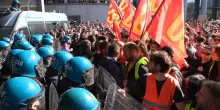Bologna, i manifestanti diretti in tangenziale a contatto con gli scudi della polizia