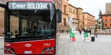 Partorisce in bus sulla linea urbana 39 a Bologna, aiutata da autista e passeggere