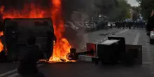Sciopero a Roma, lanci di bottiglie e barricate con i cassonetti al Colosseo - Video