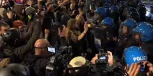 Roma, corteo spontaneo bloccato dalla polizia su Ponte Sisto