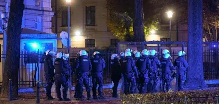 Polonia, grave crisi politica: rimosso il presidente della Corte costituzionale, polizia schierata