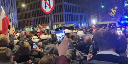Manifestazione di protesta davanti alla sede del Tribunale Costituzionale polacco a Varsavia