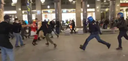 Proteste contro il caro vita a Torino, in serata cariche della Polizia