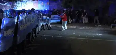 Scontri su lungotevere Aventino: manifestanti dispersi con gli idranti