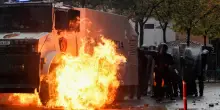 Violente proteste a Tirana, sassi e molotov contro la polizia