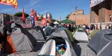 Roma, tende vicino al Colosseo: la protesta contro il riarmo e il caro vita continua
