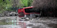 Alluvioni in Cile, a Santiago le strade diventano fiumi di fango