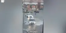 Le auto solcano l'acqua durante la potente bomba d'acqua a Nard&ograve;, Lecce