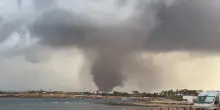 Il fungo gigantesco del tornado: doppia tromba marina nel trapanese, danni e feriti