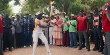 Dakar 2026, la fiamma olimpica attraversa il Senegal. Omar Sy: "Un orgoglio per tutta l'Africa"