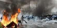 Bruxelles a ferro e fuoco in una manifestazione contro il governo, guerriglia alla stazione centrale