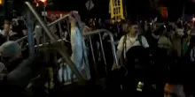New York, scontri tra cittadini e polizia nella notte dopo sparatoria dell'Ice