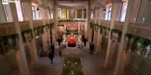 La Norvegia rende omaggio al suo re: migliaia in fila al Palazzo reale di Oslo