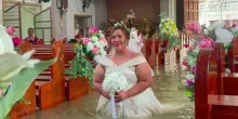 La chiesa &egrave; allagata dalle piogge torrenziali, la coppia si sposa lo stesso