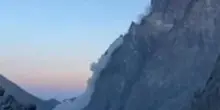 Il boato e un'enorme nube di polvere scende dalla montagna: le immagini della frana sul Monviso