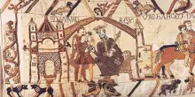Carlo III e Macron insieme davanti all&rsquo;Arazzo che racconta la conquista d&rsquo;Inghilterra