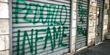 Molestie su 13enne, procura ricorre contro scarcerazione. Minacce sulla serranda del minimarket