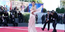 Venezia 83, il red carpet delle star: da Bianca Balti con le ali ai Clooney, tutti i look