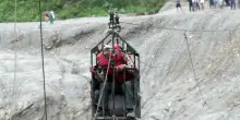 Sospesi sul fiume in piena: in Nepal una zipline diventa l&rsquo;unica via per tornare a casa