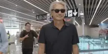 Ligabue, bagno di folla e selfie con i fan all'Aeroporto di Fiumicino
