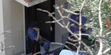 Tragedia familiare a Finale Ligure: padre, madre e figlio minorenne trovati morti in casa