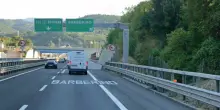 Firenze, uomo e donna trovati morti sotto un viadotto della A1: ipotesi omicidio-suicidio