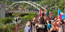 Raduno neonazista in Trentino, duemila persone in piazza per la contromanifestazione