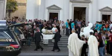 L'addio a Noemi e Desir&egrave;e morte a 11 e 4 anni: palloncini, lacrime e lutto cittadino