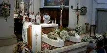 ''Per sempre insieme'', l'ultimo saluto a Noemi e Desir&egrave;e morte nello schianto sulla Pontebbana