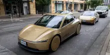 La spettacolare Cybercab Tesla a due posti color oro: &egrave; priva di volante
