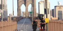 Armato di coltello sui cavi del Ponte di Brooklyn, la polizia lo uccide