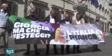 Le opposizioni: "Meloni festeggia, l'Italia no"
