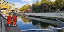 Chiazza di gasolio sul Naviglio, i vigili del fuoco la spingono per compattarla e raccoglierla