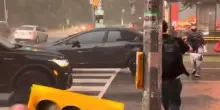 Uomo inseguito da pezzo di un semaforo divelto dal vento fortissimo a Toronto