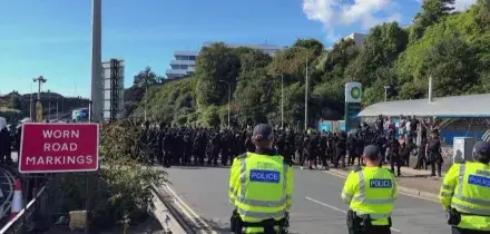 La protesta degli incappucciati: bloccano il porto di Dover al grido di "fermate i barconi"