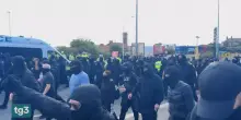 Dover, in centinaia a volto coperto contro i migranti. Farage: &ldquo;Fermeremo le barche&rdquo;