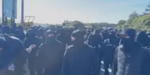 Blitz xenofobo nel Regno Unito: centinaia di incappucciati in nero bloccano il porto di Dover